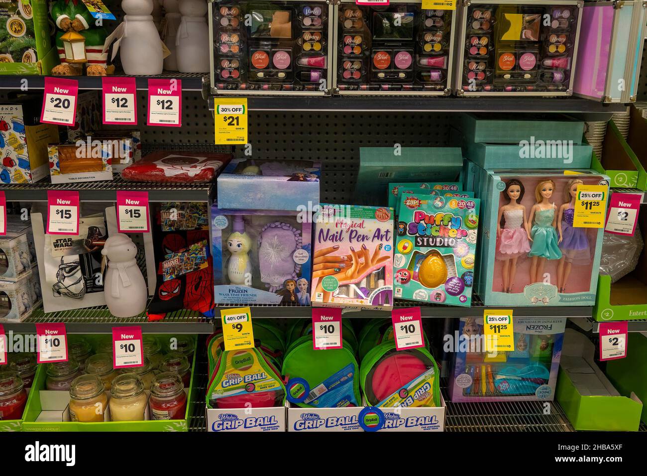 Mackay, Queensland, Australien - Dezember 2021: Geschenke für Kinder zum Verkauf in Supermarktregalen Stockfoto