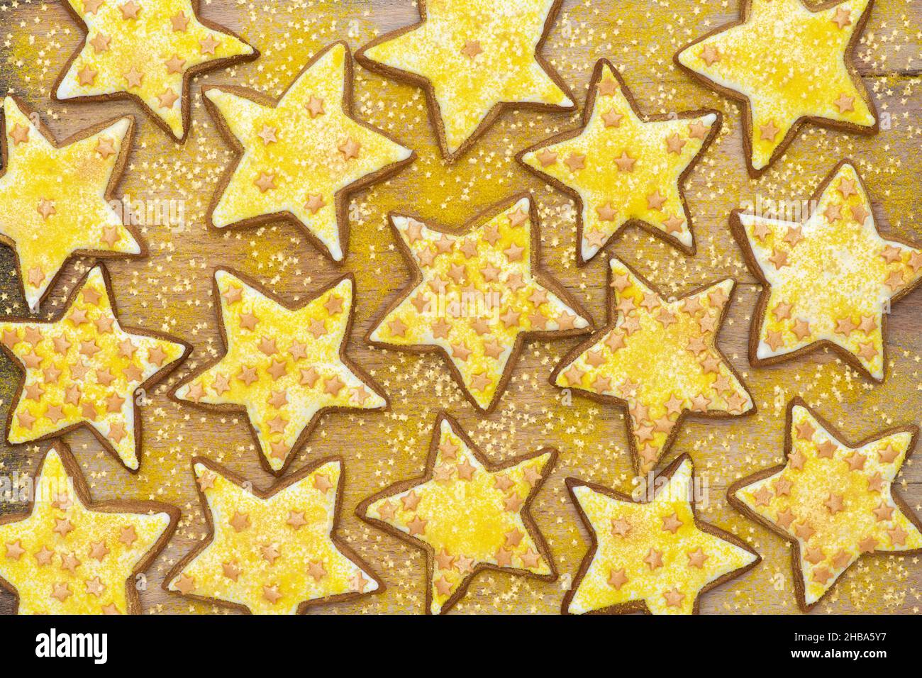 Hausgemachte Weihnachts-Gold Star-Ingwer-Kekse Stockfoto