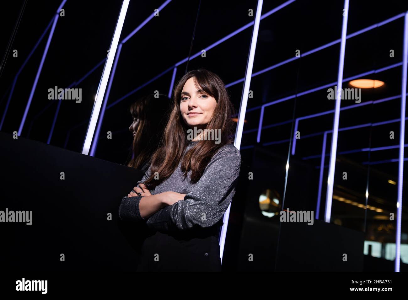 Berlin, Deutschland. 07th Dez 2021. Paula Schramm, Schauspielerin, steht während eines Portraittermins mit der Deutschen Presse-Agentur in einer Berliner Bar. Quelle: Christoph Soeder/dpa/Alamy Live News Stockfoto