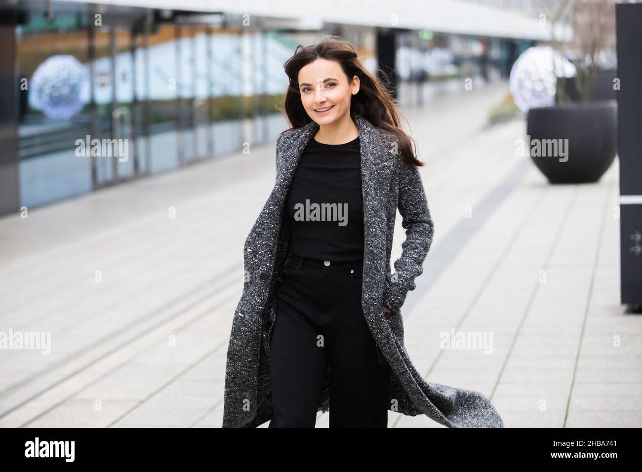 Berlin, Deutschland. 07th Dez 2021. Paula Schramm, Schauspielerin, nähert sich der Fotografin während eines Portraittermins mit der Deutschen Presse-Agentur. Quelle: Christoph Soeder/dpa/Alamy Live News Stockfoto