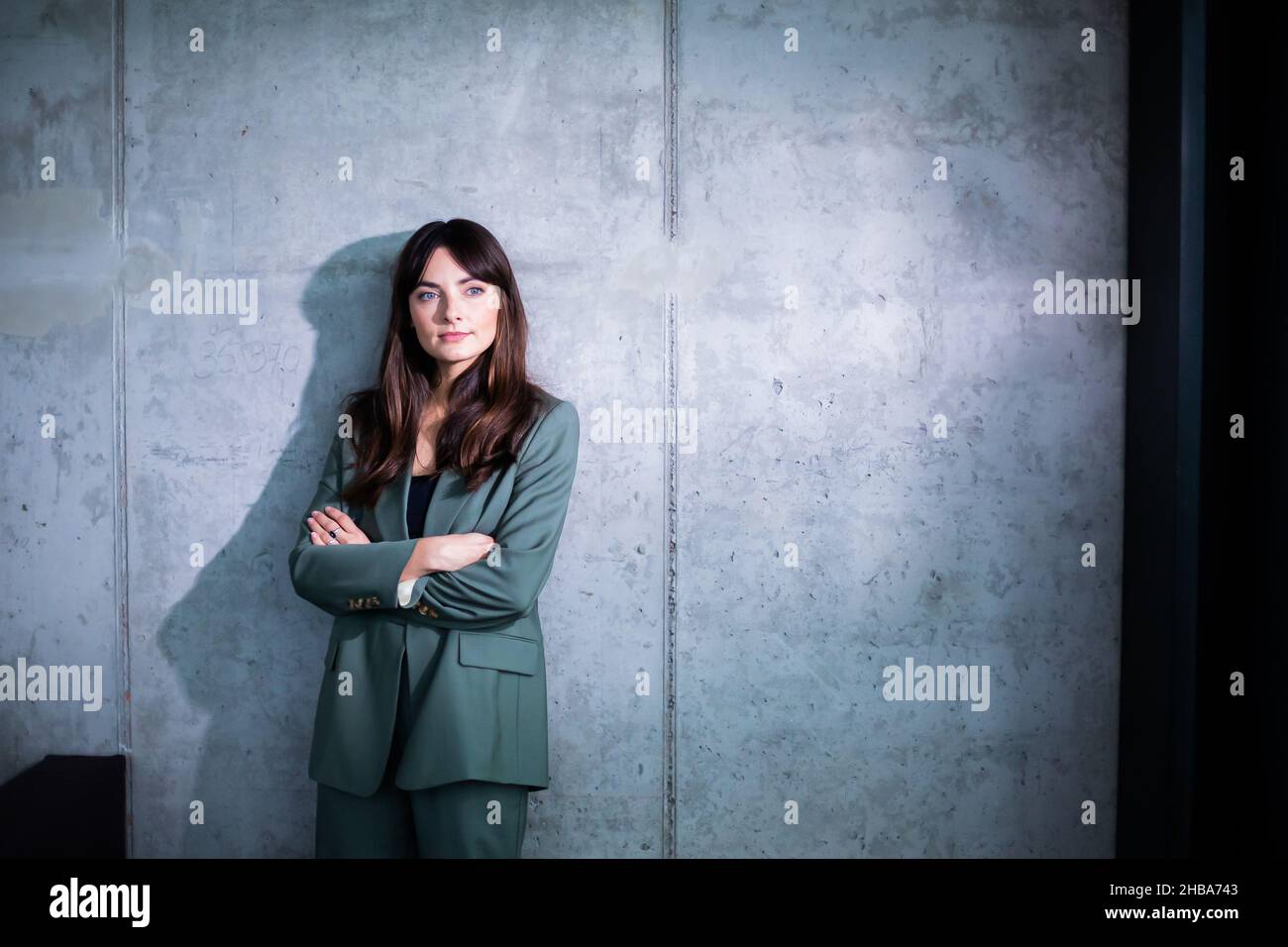 Berlin, Deutschland. 07th Dez 2021. Paula Schramm, Schauspielerin, steht während eines Portraittermins mit der Deutschen Presse-Agentur in einer Berliner Bar. Quelle: Christoph Soeder/dpa/Alamy Live News Stockfoto