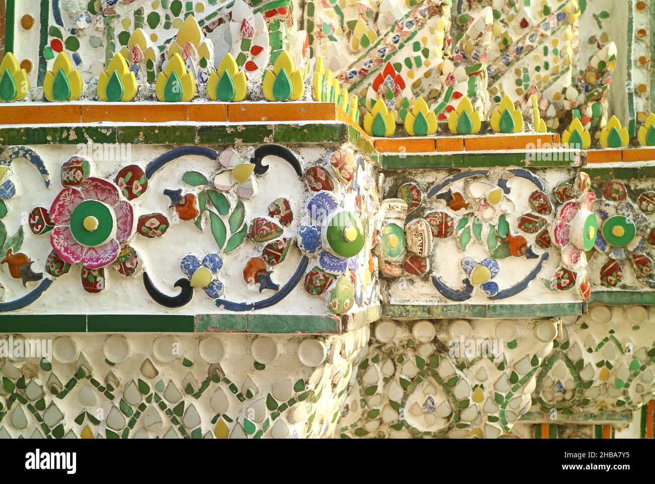 Architektonische Details des Prang of Wat Arun, verziert mit Porzellanstücken, die einst als Ballast auf Schiffen aus China, Bangkok, Thailand verwendet wurden Stockfoto