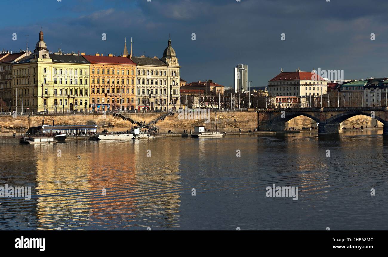 Moldau in Prag bei Sonnenuntergang Stockfoto