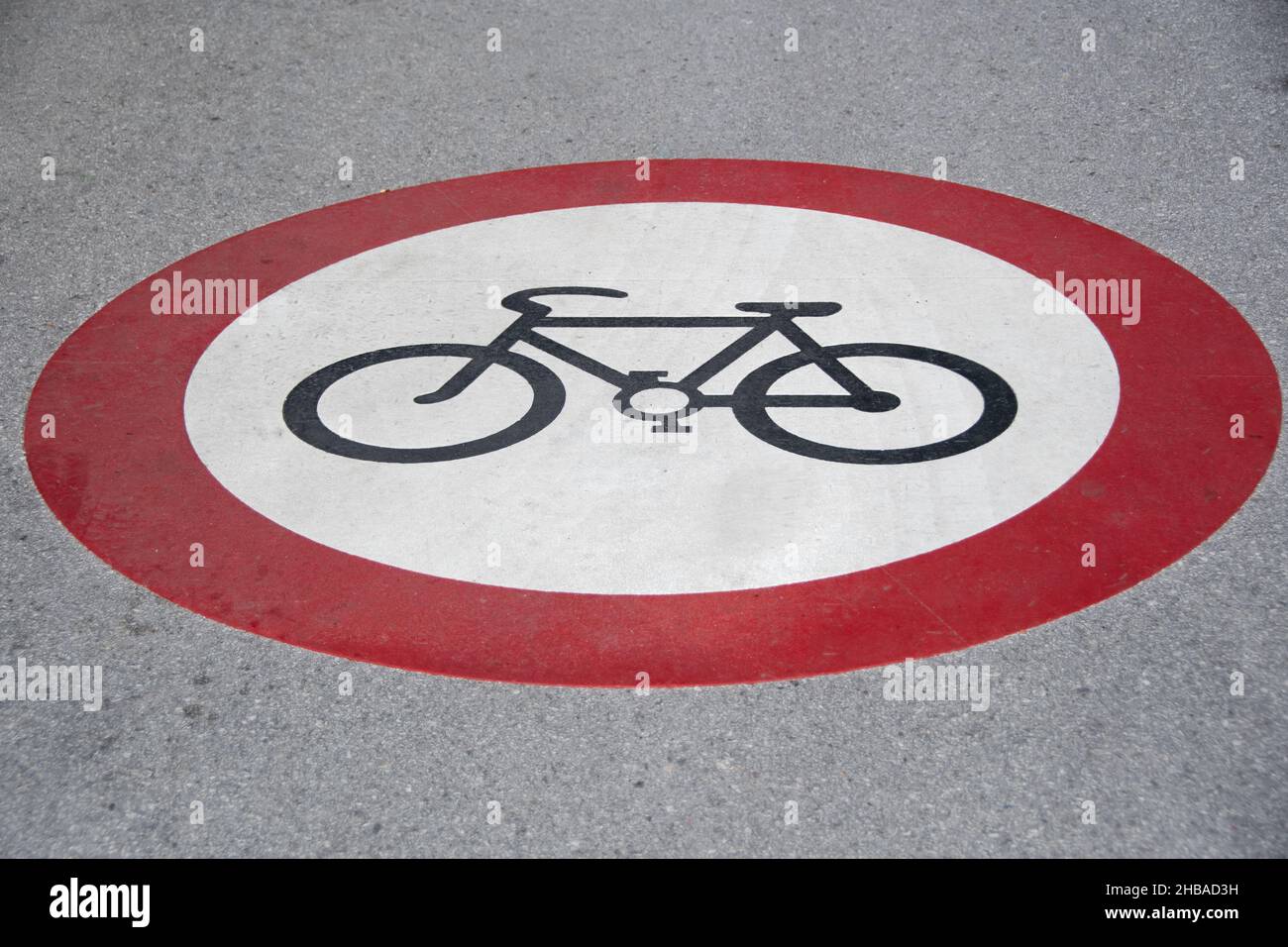Fahrradfahren verboten Symbol auf geteerten Straße Stockfoto