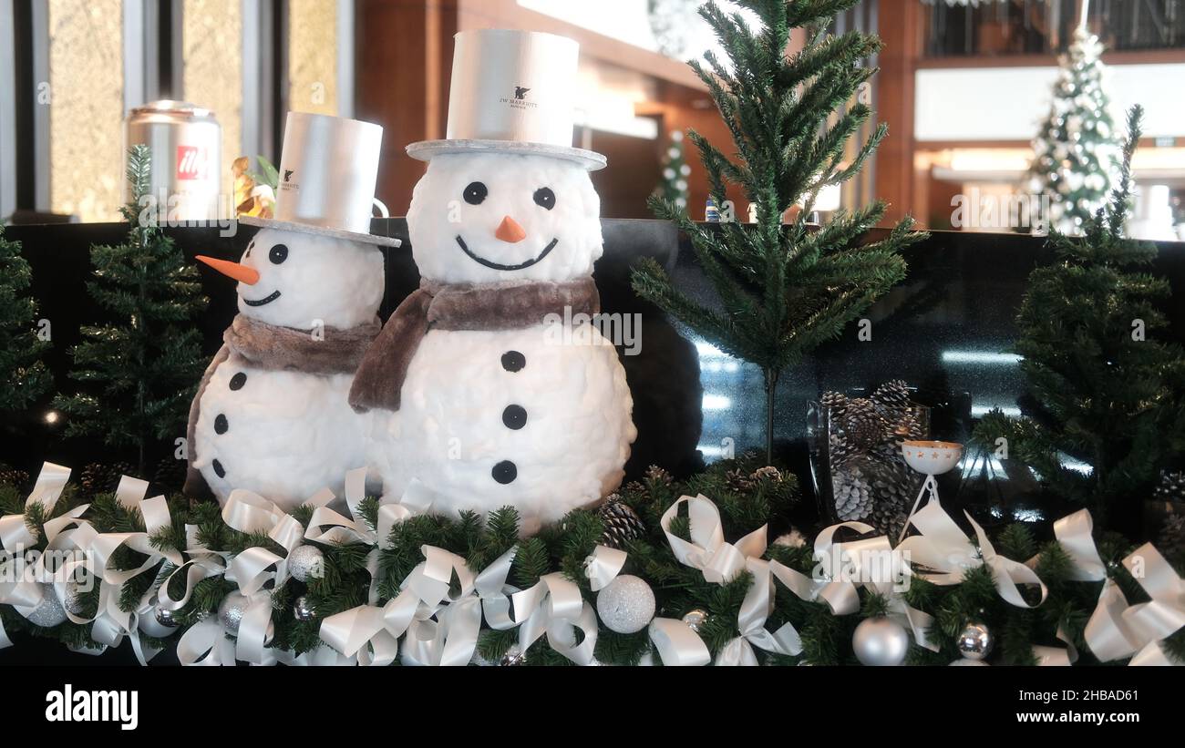 J W Marriott Hotel Lobby Weiße Weihnachtsdekorationen Schneemann Bangkok Thailand Stockfoto