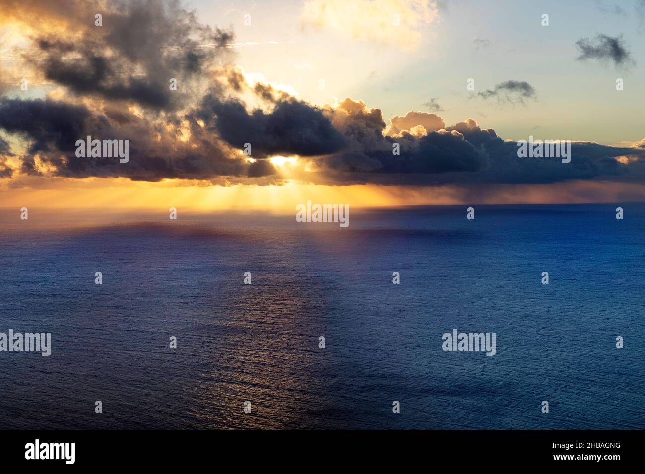 Sonnenuntergang am Meer mit stürmischen Wolken am Himmel, geeignet als Hintergrundbild Stockfoto
