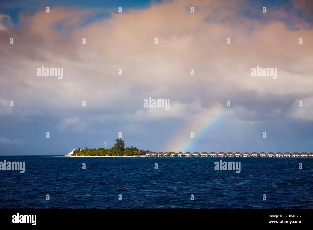 Regenbogen über Urlaubsinsel, Nord-Ari-Atoll, Indischer Ozean, Malediven Stockfoto