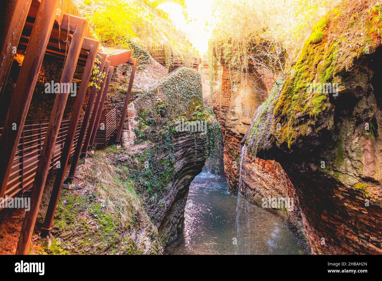 canyon Gehweg bunt schön orange keine Personen Hintergrund Schlucht Orrido von Ponte Alto in Trient - Region Trentino Italien Stockfoto