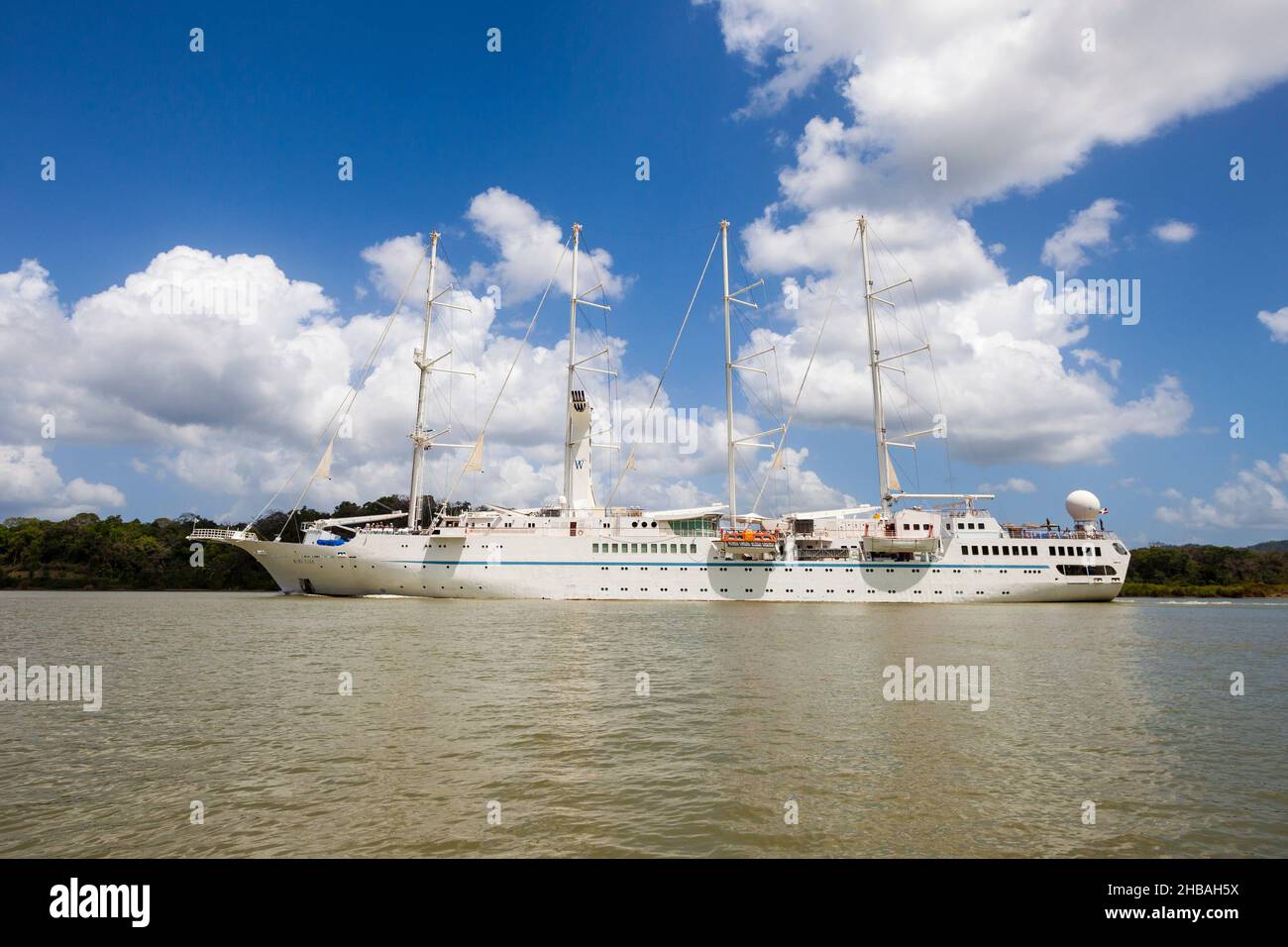 Das 4-Mast-Segelschiff Wind Star fährt durch den Panamakanal, Republik Panama, Mittelamerika. 23. Februar 2018. Stockfoto