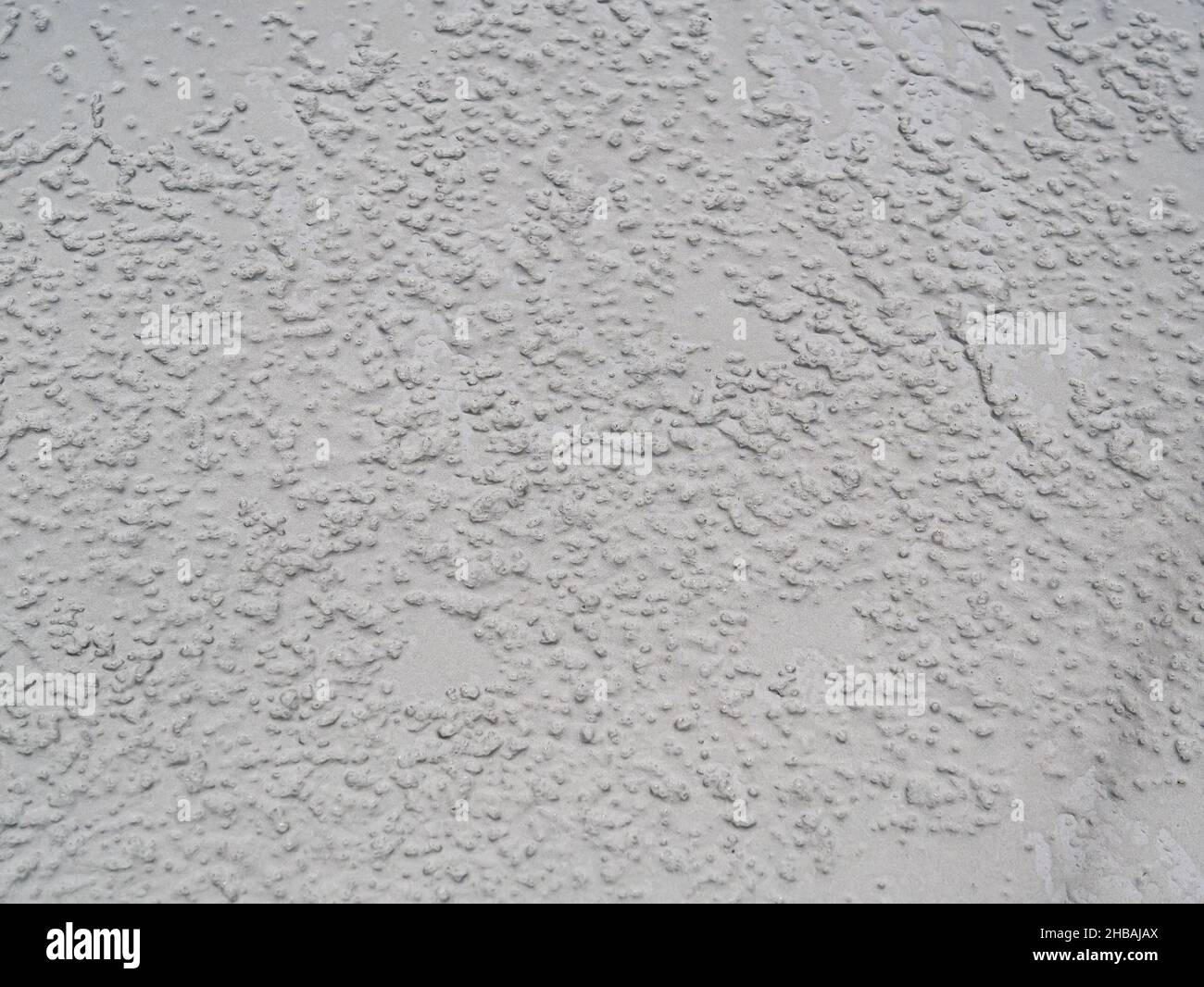 Die Textur der eisigen Schneeoberfläche bei frostigen Winterwetter. Stockfoto