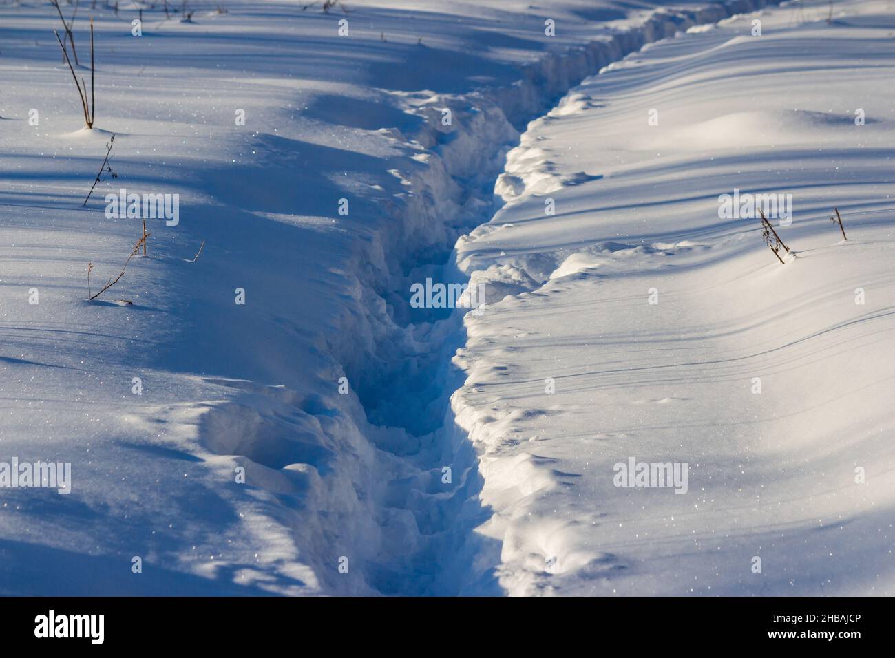 Gut ausgetretender Weg durch Tiefschnee, Winterlandschaft Stockfoto