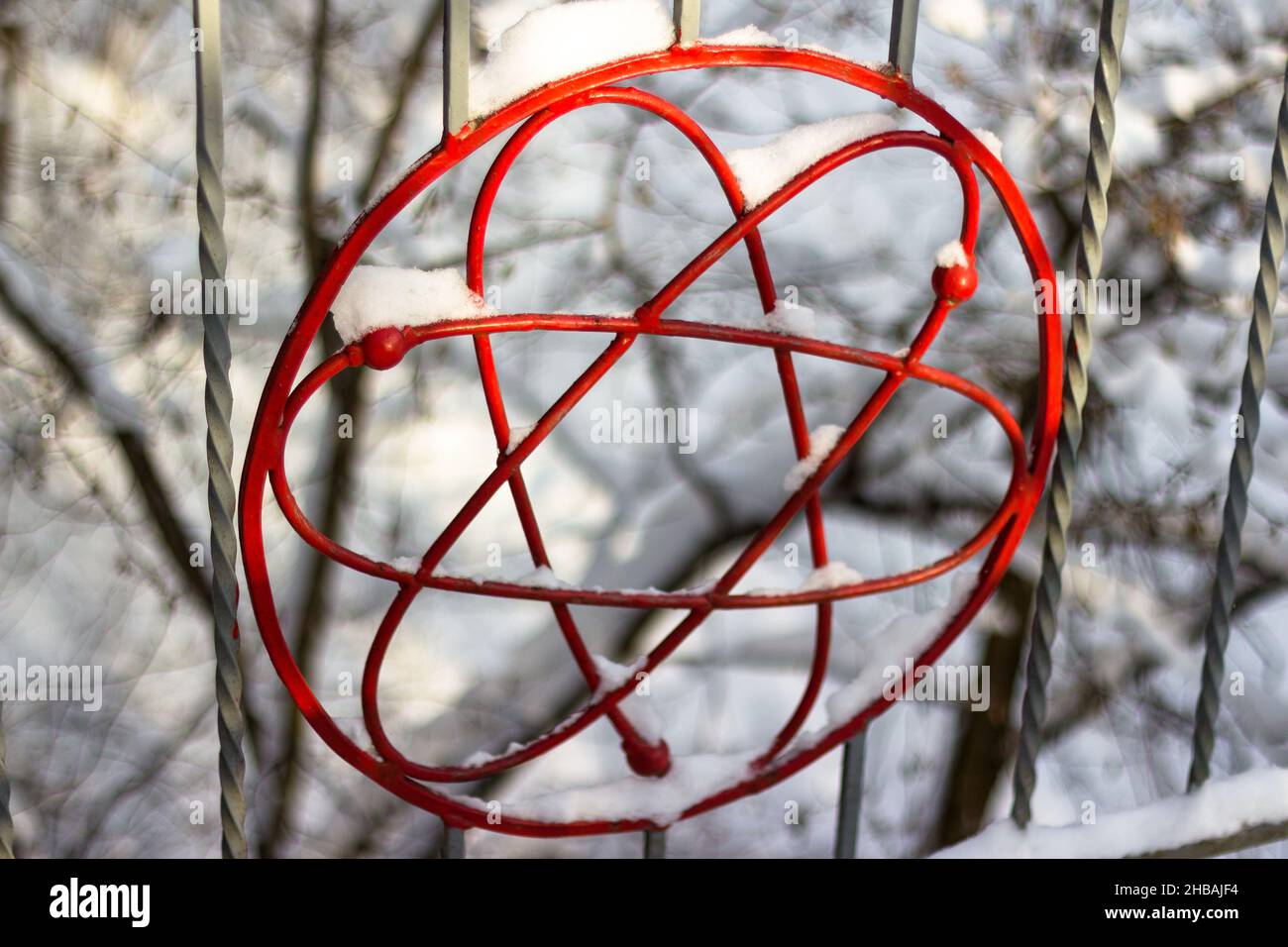 Das Bild des Atom-Symbols auf dem Geländer des Steges. Obninsk, Russland Stockfoto