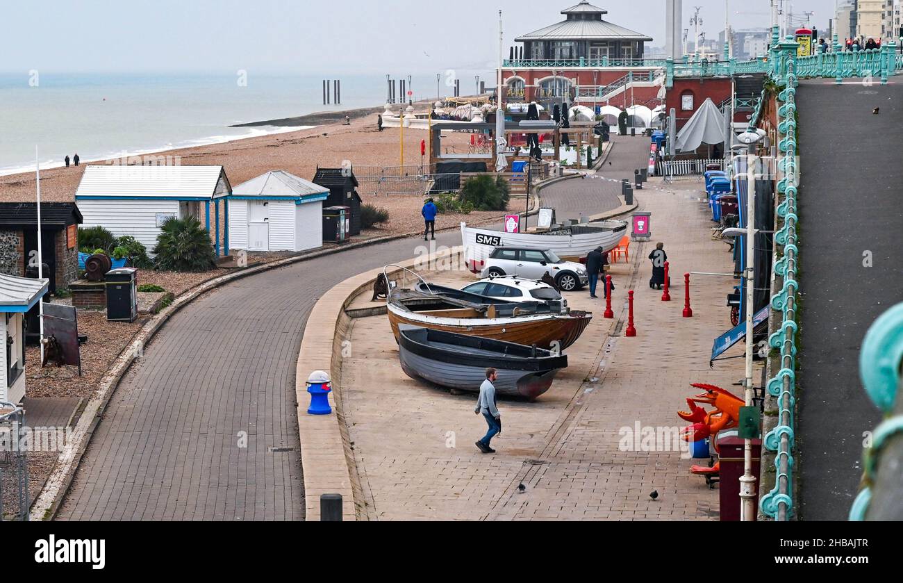 Brighton, Großbritannien. 18th. Dezember 2021 - die Küste von Brighton ist an einem bewölkten Morgen ruhig, da sich das Wetter in den nächsten Tagen in Großbritannien fortsetzen wird : Credit Simon Dack / Alamy Live News Stockfoto