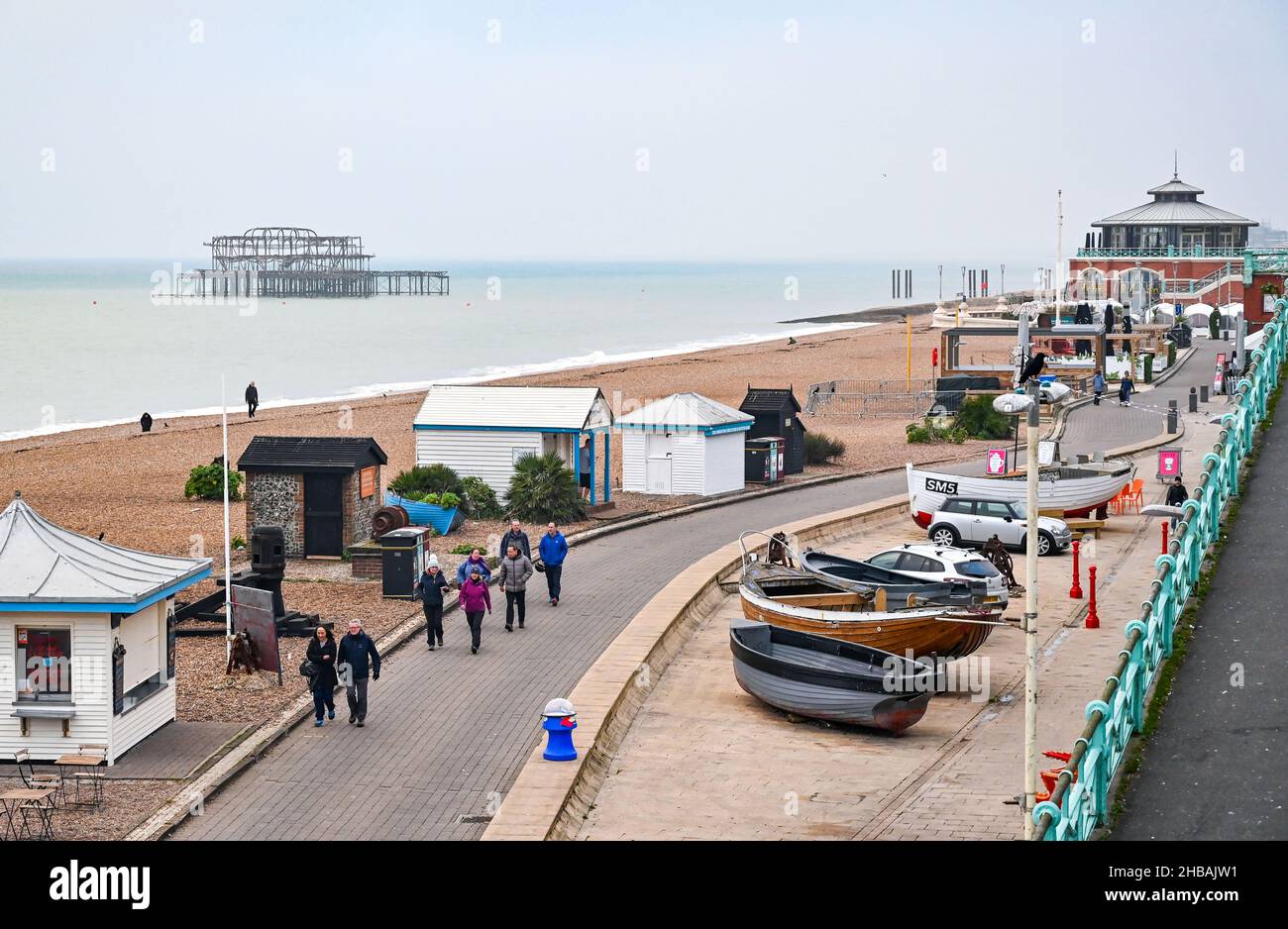 Brighton, Großbritannien. 18th. Dezember 2021 - Eine Gruppe von Wanderern an der Küste von Brighton an einem bewölkten Morgen, da das ruhige, ruhige Wetter in den nächsten Tagen in Großbritannien anhalten wird : Credit Simon Dack / Alamy Live News Stockfoto