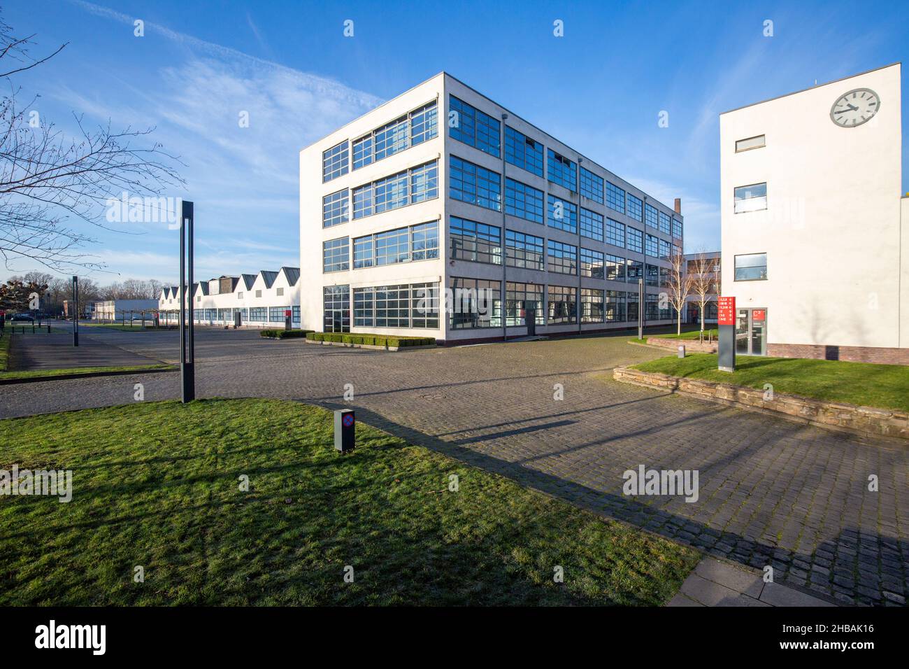 Krefeld - Nahaufnahme des Uhrenhauses im Gewerbepark Mies van der Rohe, Nordrhein-Westfalen, Deutschland, 31.01.2021 Stockfoto