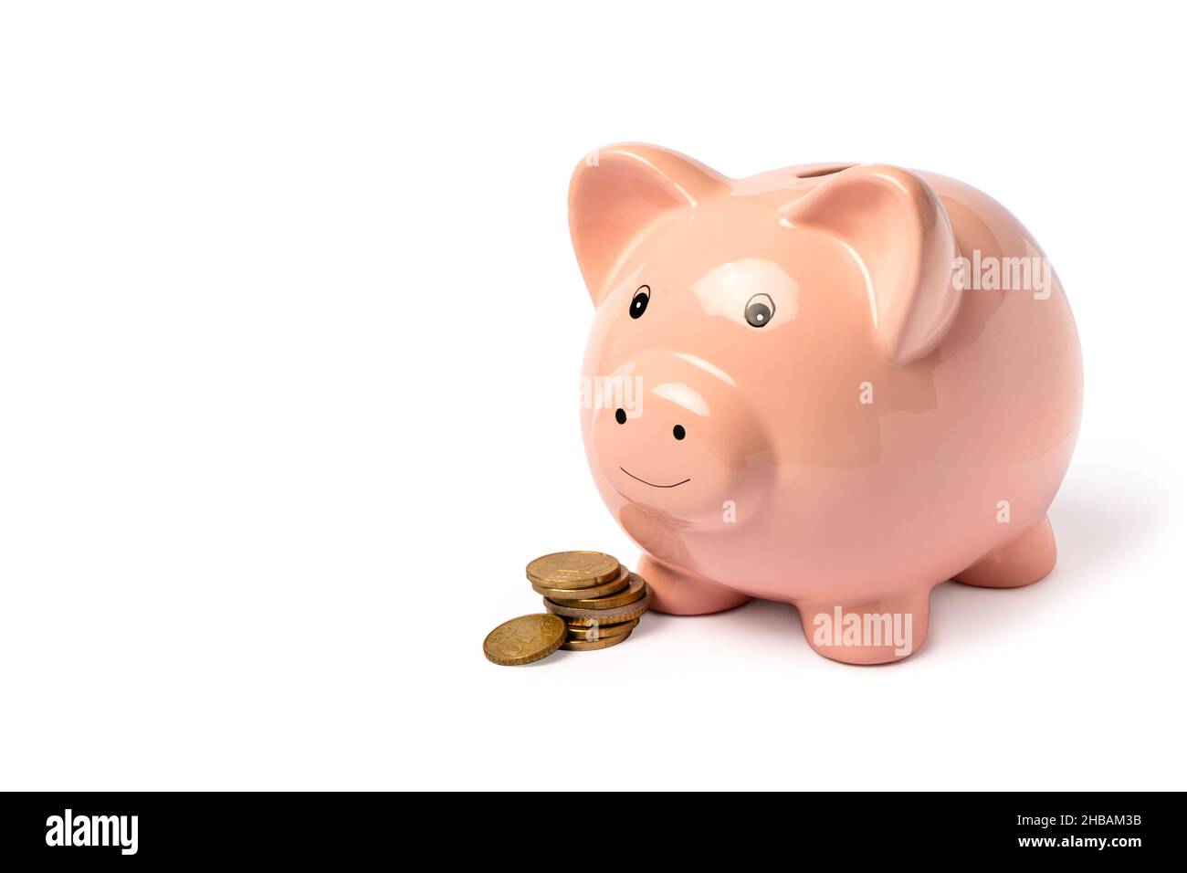 Rosa Sparschwein mit Münzen daneben isoliert auf weißem Hintergrund. Sparen Sie Geld, finanzielle Planung der persönlichen Finanzen. Speicherplatz kopieren Stockfoto