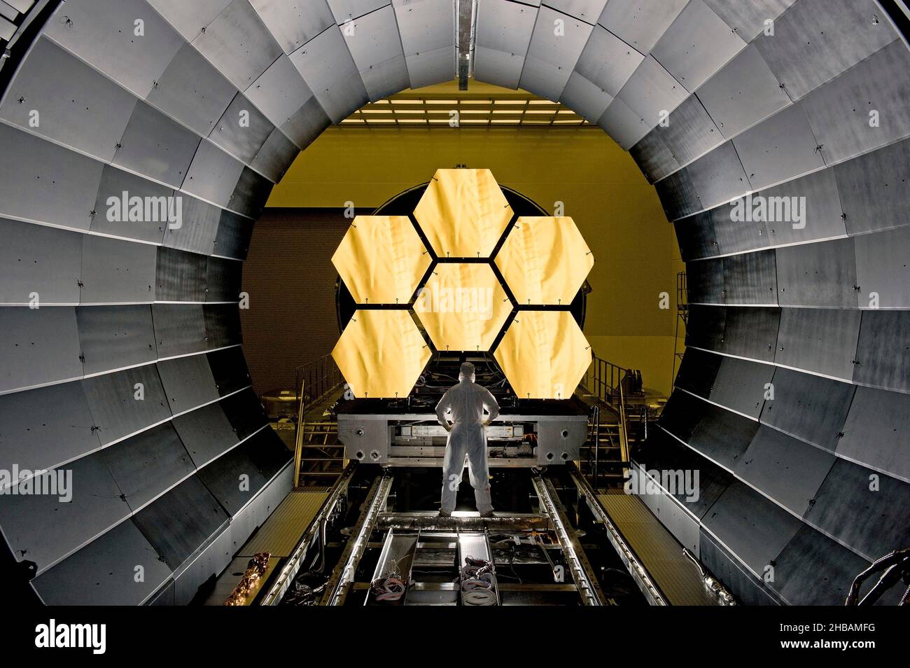 Das James Webb Space Telescope wird gemeinsam von der NASA, der Europäischen Weltraumorganisation und der kanadischen Weltraumorganisation entwickelt. Es ist geplant, als Nachfolger des Hubble Space Telescope die Flaggschiff-Mission der NASA in der Astrophysik zu sein. Das Teleskop spiegelt sich, als es direkt vor der Testkammer in der Röntgenkalibrationseinrichtung im Marshall Space Flight Center, Huntsville, Alabama, USA, sitzt. Primäres Spiegelsegment-Kryogentests Ê Bildquelle: NASA/MSFC/D.Higginbotham nur zur redaktionellen Verwendung. Stockfoto