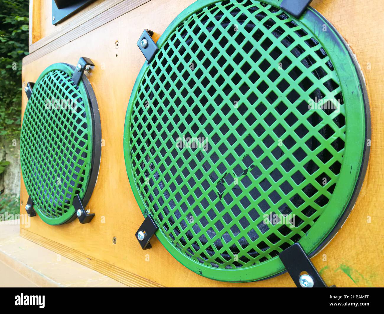 Lautsprecherboxen eines Musiksystems mit starken grünen Schutzgittern aus Metall Stockfoto