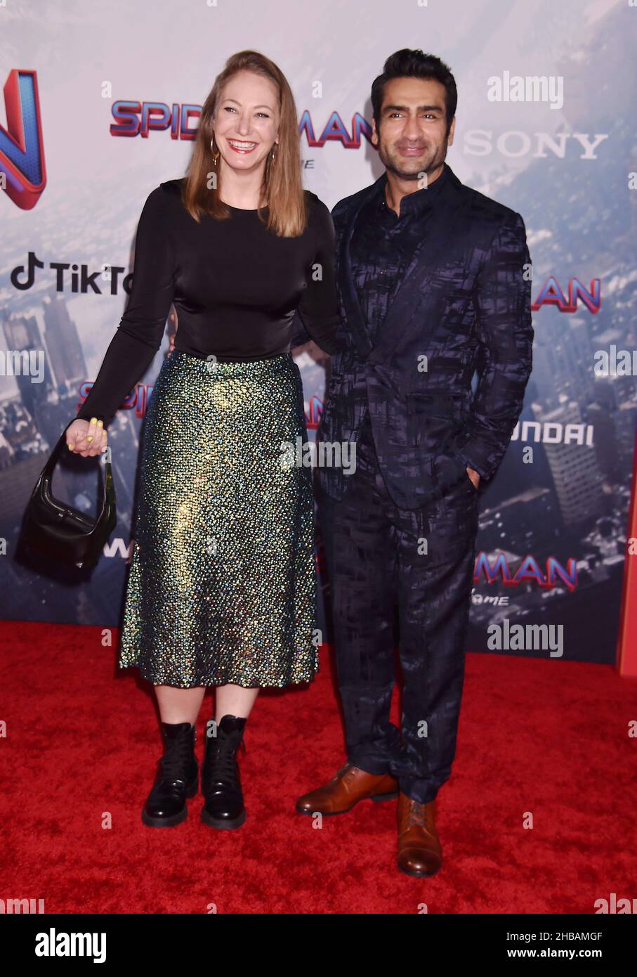LOS ANGELES, CA 13. DEZEMBER Emily V. Gordon (L) und Kumail Nanjiani besuchen am 13. Dezember