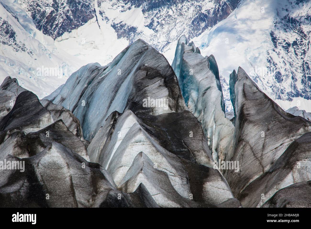 Spalten auf der Oberfläche des Kennicott-Gletschers (Wrangell-St. Elias National Park, Alaska) lassen den Gletscher hart und zackig erscheinen. Eine einzigartige, optimierte Version eines Bildes von NPS Ranger JW Frank; Quelle: NPS/Jacob W. Frank Stockfoto