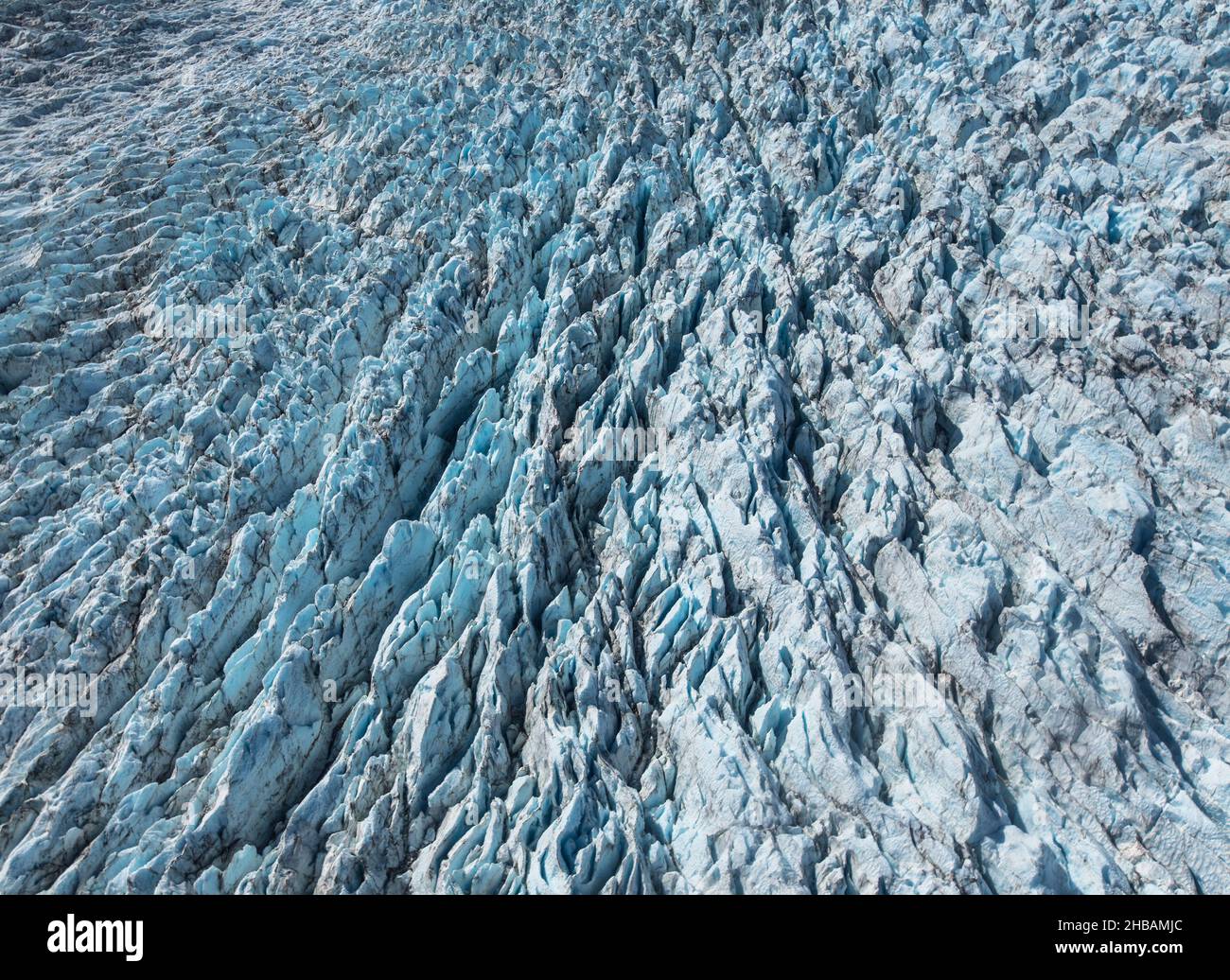 Die Oberfläche des Guyot-Gletschers (Wrangell-St Elias National Park, Alaska) ist dicht mit Spalten gesäumt. Eine einzigartige, optimierte Version eines Bildes von NPS Ranger JW Frank; Quelle: NPS/Jacob W. Frank Stockfoto