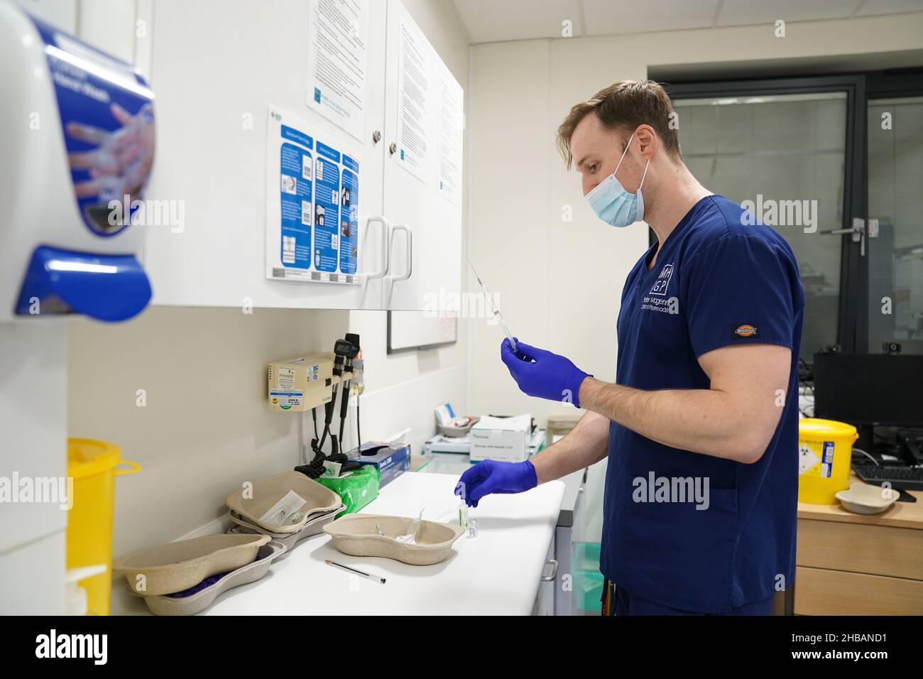 Ein Impfer bereitet Impfstoffe bei einem 24-stündigen „Jabathon“ vor, der in einer über Nacht begehbaren Impfklinik in der Arztpraxis von Morris House in Haringey stattfindet. Bilddatum: Freitag, 17. Dezember 2021. Stockfoto