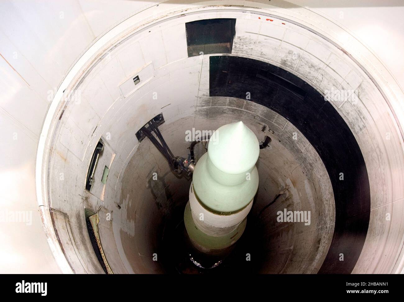 Blick auf die Mündung der Silo Minuteman Missile National Historic Site. South Dakota, Vereinigte Staaten von Amerika. Ein Blick hinunter in das Delta-09 Silo. Eine einzigartige, optimierte Version eines NPS-Bildes - Quelle: NPS Stockfoto