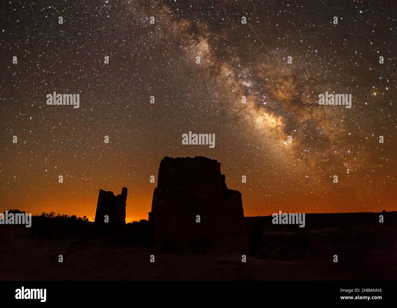 Die Milchstraße erstreckt sich über den Himmel über den Strukturen der Square Tower Group, Hovenweep National Monument, Colorado / Utah. NB: Die Wanderwege bei Hovenweep sind bei Sonnenuntergang geschlossen, um diese fragilen archäologischen und natürlichen Merkmale zu schützen. Nachtaufnahmen vom gepflasterten Bürgersteig erfordern eine Sondergenehmigung, die vom Superintendent, National Park Service, ausgestellt wurde. Eine einzigartige, optimierte Version eines Bildes von NPS Ranger JW Frank; Quelle: NPS/Jacob W. Frank Stockfoto