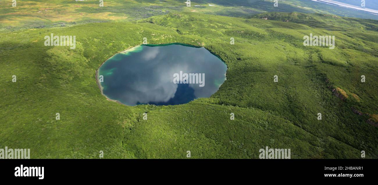 Savonoski Krater. Alagnak Wild River, Katmai National Park and Preserve, Alaska, Vereinigte Staaten von Amerika. Die kreisförmige Senke, die jetzt von einem See gefüllt wird, kann durch einen Meteoreinschlag gebildet worden sein oder ist ein vulkanischer Krater. Eine einzigartige, optimierte Version eines NPS-Bildes, Credit: NPS/K. Critz Stockfoto