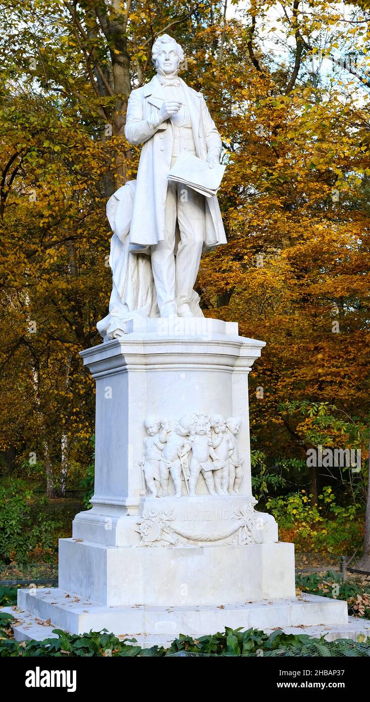 Berlin, 3. November 2021, Denkmal für den deutschen Komponisten Albert Lortzing im Großen Tiergarten. Stockfoto