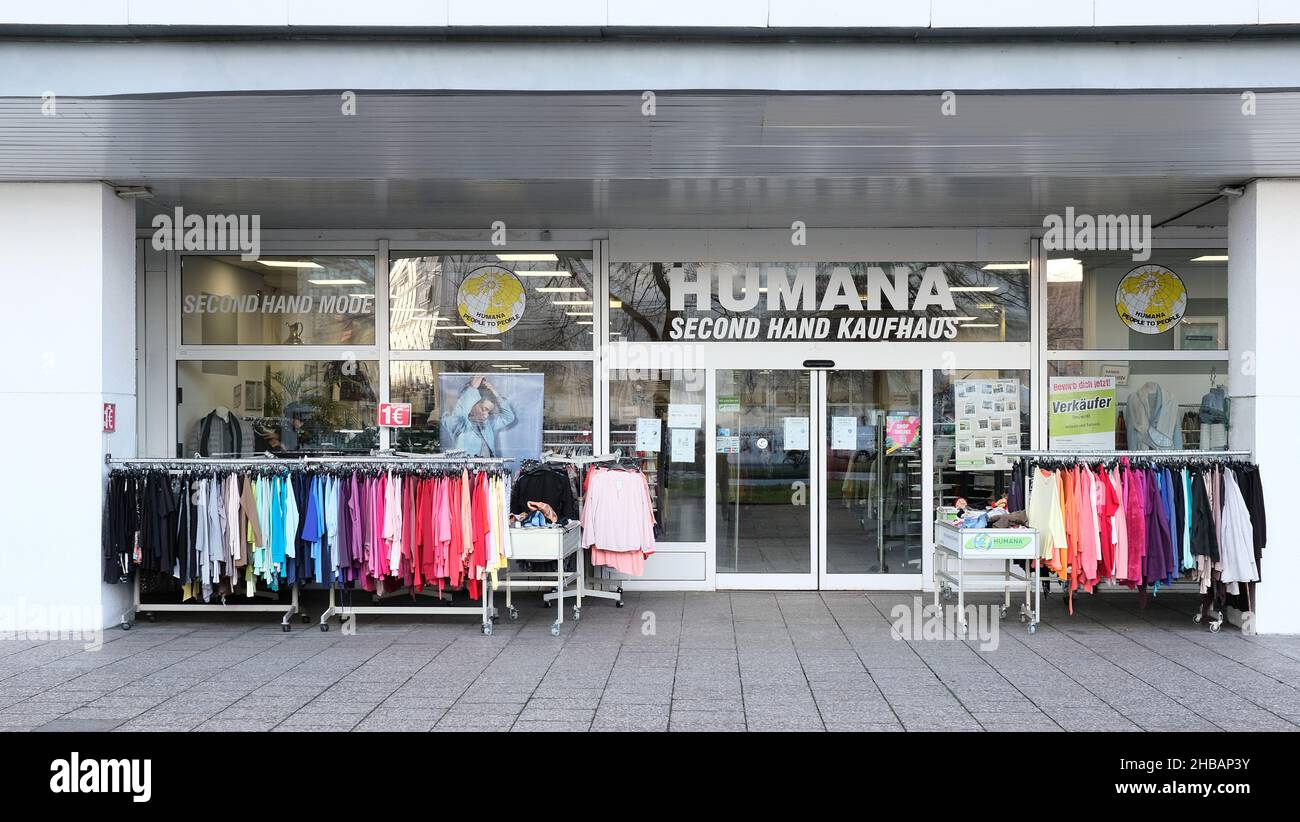 Berlin, 16. Dezember 2021, Eingang zum Second Hand-Kaufhaus Humana am Alexanderplatz. Stockfoto