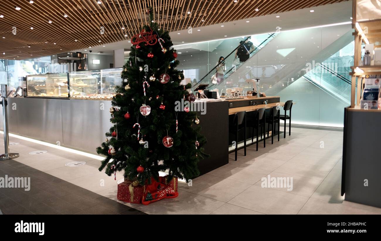 Weihnachtsbaumschmuck im Coffee Shop in der Shopping Mall Bangkok Thailand Stockfoto