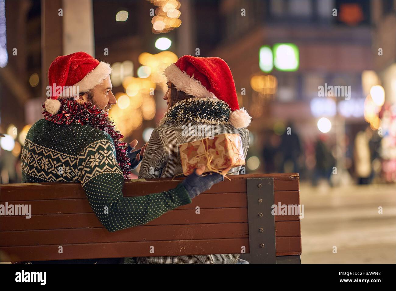 Paar draußen im Winter.Junge Mann und Frau teilen Liebe. Stockfoto