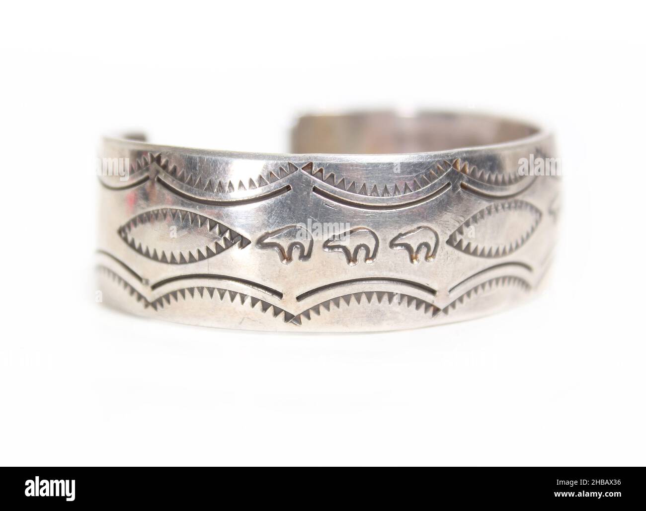 Vintage Native American Sterling Silber Armband auf weißem Hintergrund Stockfoto
