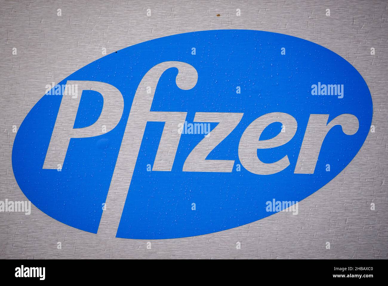 RIGA, LETTLAND. 7th. August 2021. Firmenlogo von Pfizer. Pfizer ist ein US-amerikanischer multinationaler Pharma- und Biotechnologiekonzern. Stockfoto