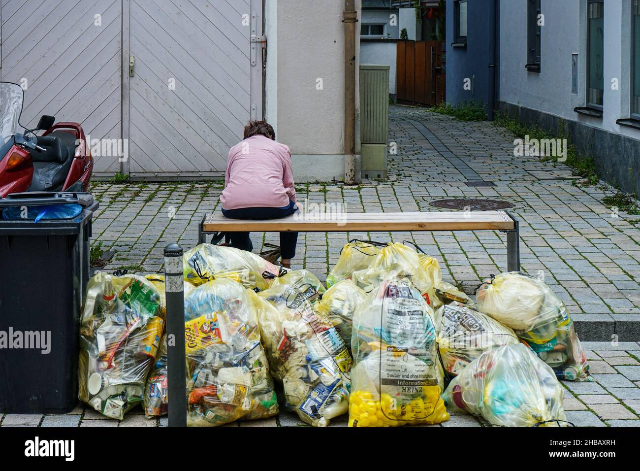 Gelbe Müllsäcke Stockfotos und -bilder Kaufen - Alamy