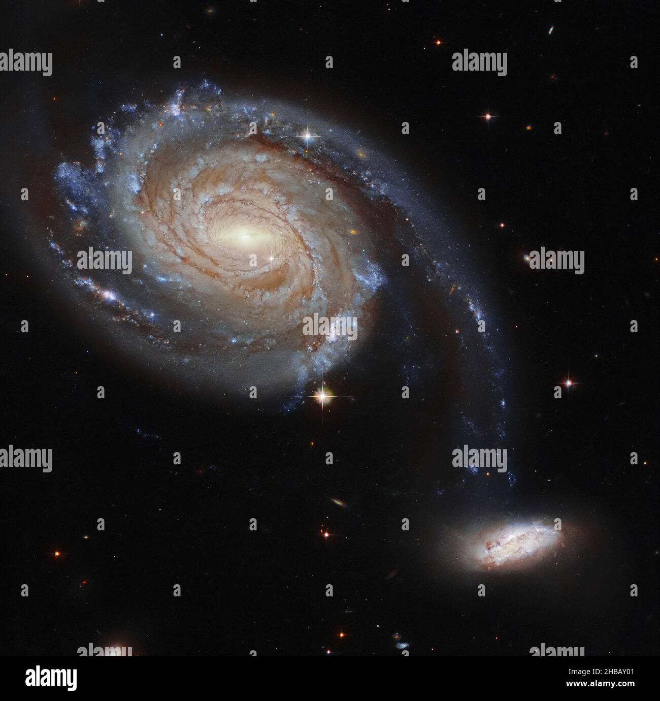 Platz. 18th Dez 2021. Diese Beobachtung des NASA/ESA-Weltraumteleskops Hubble zeigt Arp 86, ein seltsames Paar interagierender Galaxien, das etwa 220 Millionen Lichtjahre von der Erde im Sternbild Pegasus liegt. ARP 86 setzt sich aus den beiden Galaxien NGC 7752 und NGC 7753 zusammen – NGC 7753 ist die große Spiralgalaxie, die dieses Bild dominiert, und NGC 7752 ist ihr kleinerer Begleiter. Die kleine Begleitergalaxie scheint fast an NGC 7753 gebunden zu sein, und es ist diese Besonderheit, die die Bezeichnung „Arp 86“ verdient hat – was bedeutet, dass das Galaxienpaar im Atlas von eigentümlicher Galaxie erscheint Stockfoto