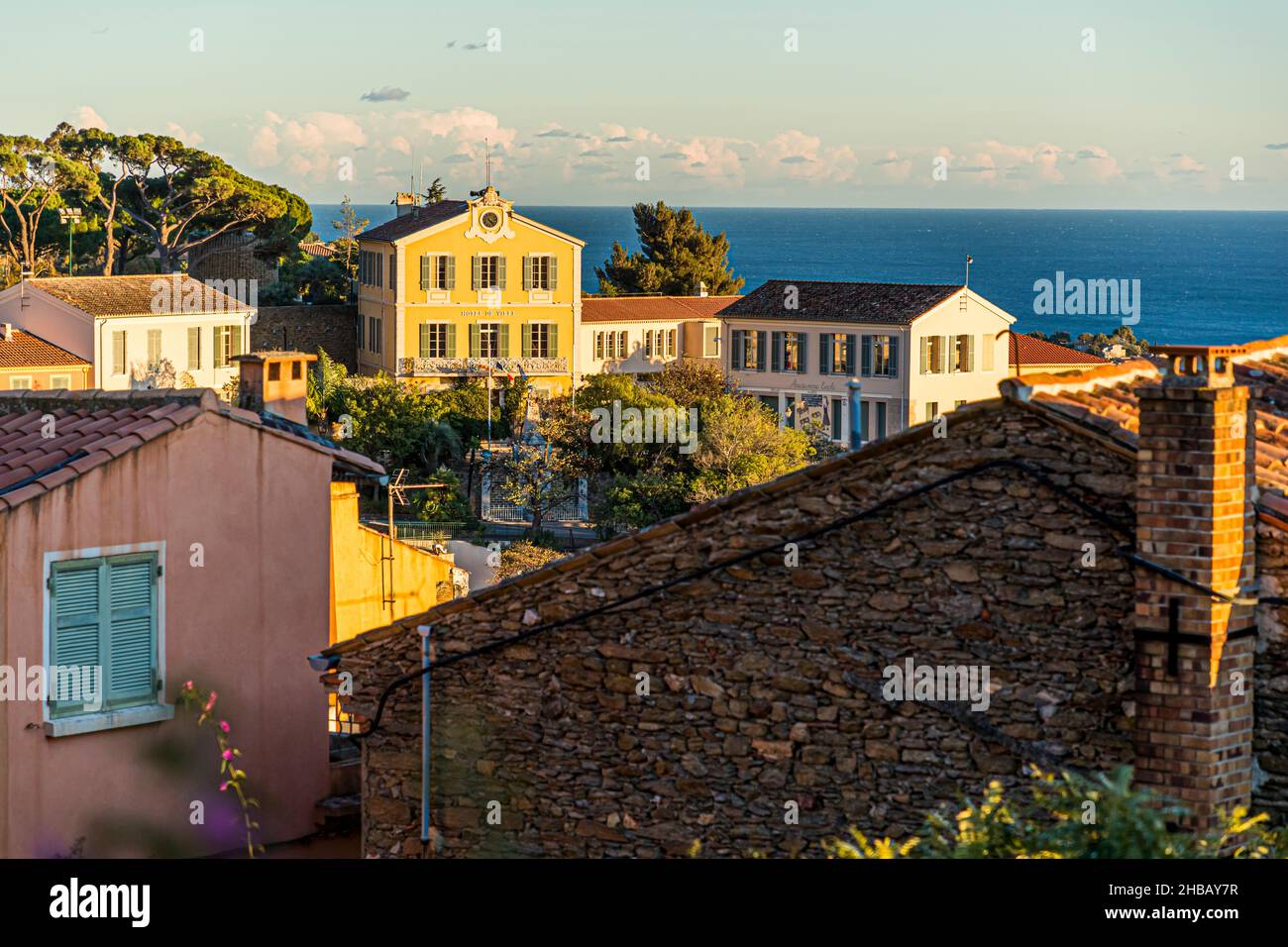 Blick auf die Stadt Bormes-les-Mimosas (Frankreich) im mediterranen Abendlicht Stockfoto