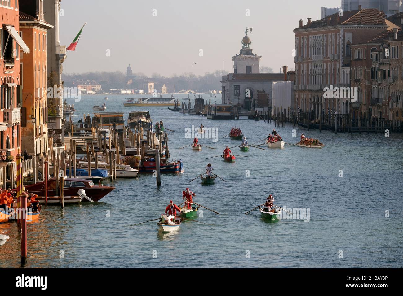 Menschen, die während einer Weihnachtsregatta in Venedig, Italien, als Weihnachtsmann gekleidet waren, 17. Dezember 2017.(MVS) Stockfoto