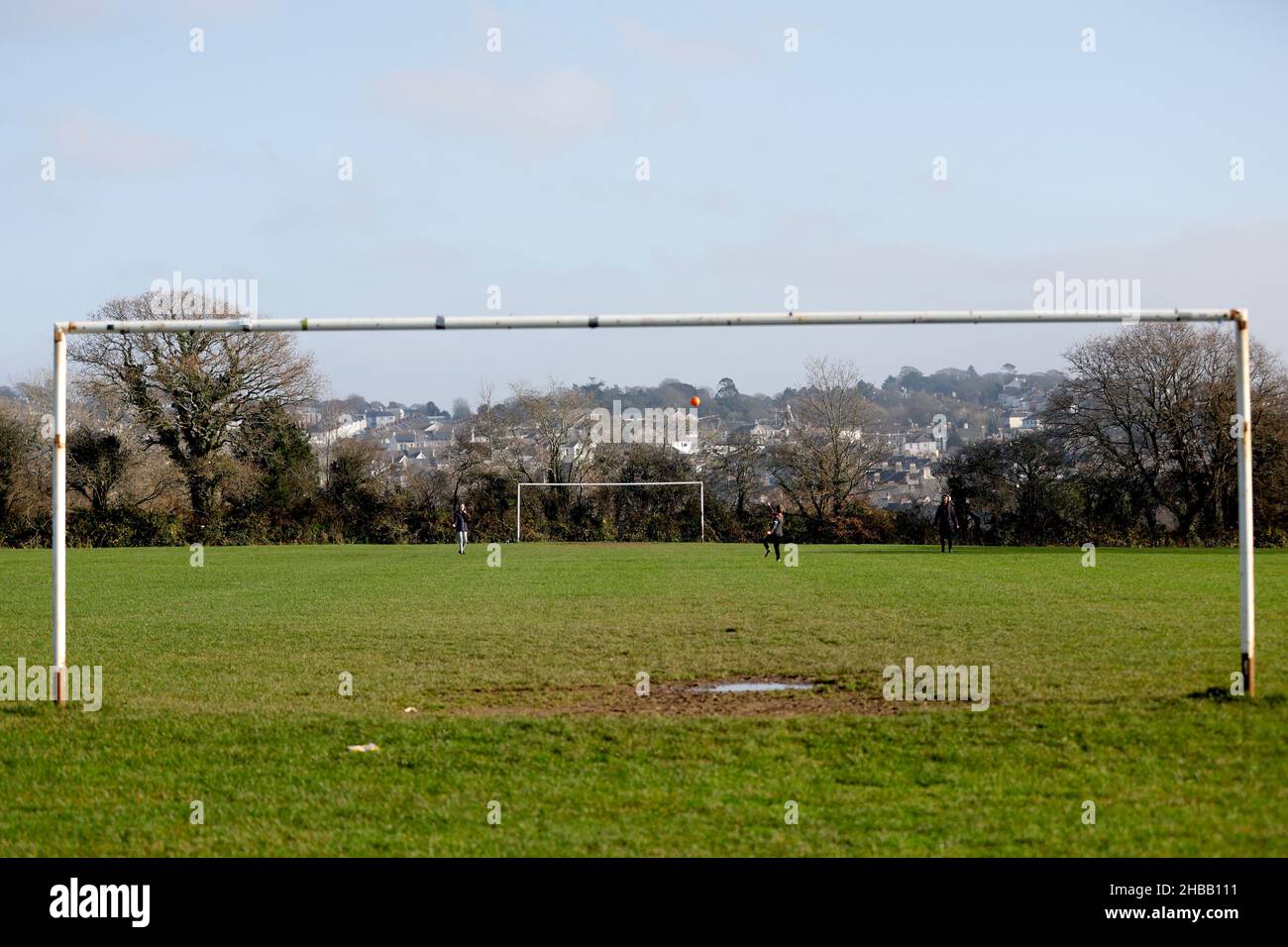 Vor dem Sky Bet League One-Spiel im Home Park, Plymouth, spielen Menschen Fußball außerhalb des Stadions. Bilddatum: Samstag, 18. Dezember 2021. Stockfoto