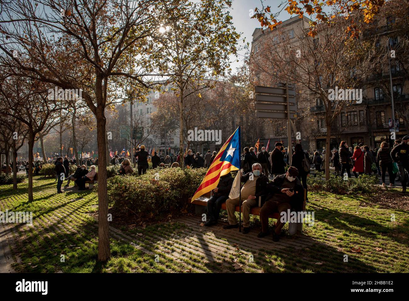 Barcelona, Spanien. 18th Dez 2021. Männer sitzen mit einer katalanischen Fahne für die Unabhängigkeit, während sich die Menschen in Barcelona versammeln, um das Bildungssystem zu unterstützen, das das Erlernen der katalanischen Sprache in den Schulen Kataloniens garantiert. Quelle: Jordi Boixareu/Alamy Live News Stockfoto