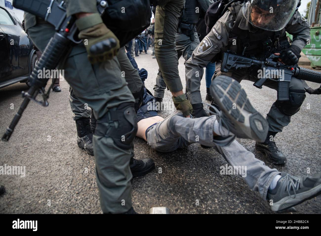 Jerusalem, Israel. 17th Dez 2021. Am 17. Dezember 2021 ereignete sich im Stadtteil Sheikh Jarrah in Jerusalem, Israel, eine Konfrontation mit der Polizei während eines Solidaritätsproteste gegen Familienvertreibungen. (Foto: Matan Golan/Sipa USA) Quelle: SIPA USA/Alamy Live News Stockfoto