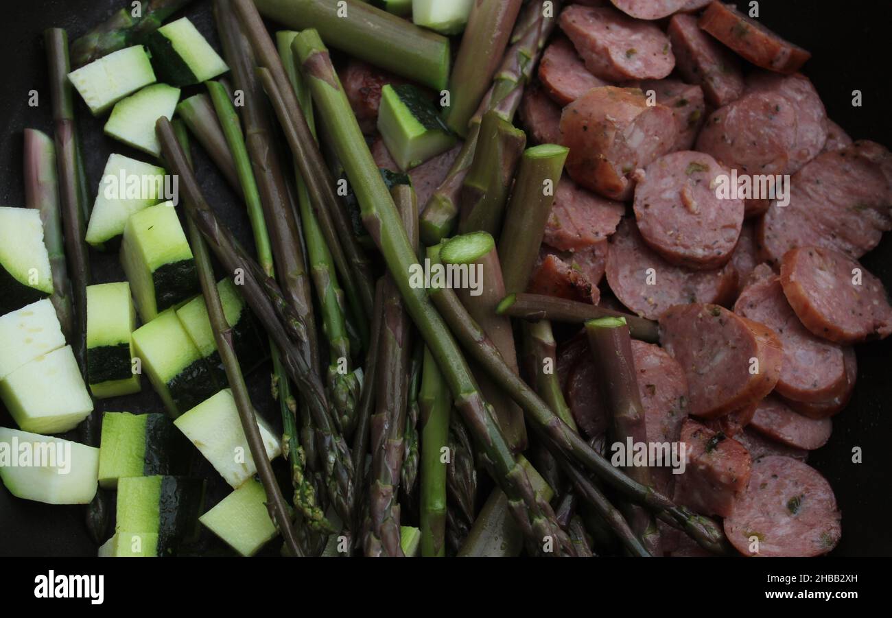 Zucchini, Spargel und Wurstwaren Kochen in der Pfanne Stockfoto