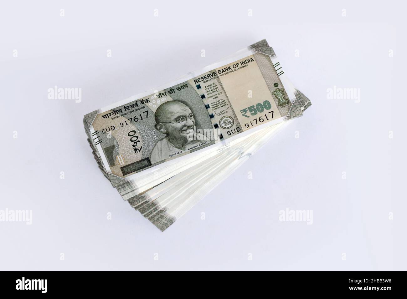 Stapel von fünfhundert indischen, alle frischen Noten auf weißem Hintergrund, indische Währungsrupien bündeln sich Stockfoto