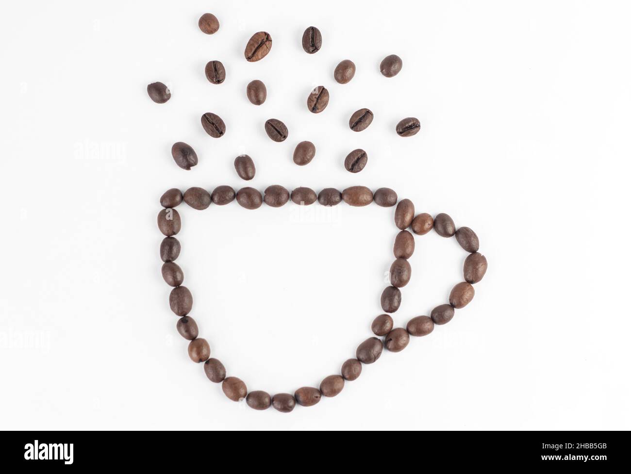 Eine Tasse Kaffee aus Kaffeebohnen. Stockfoto