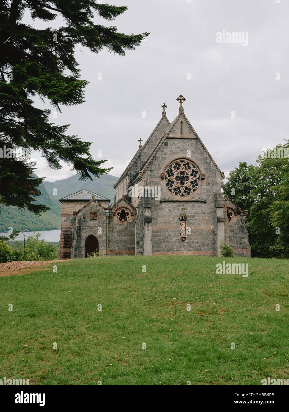 Die katholische Kirche St. Mary and St. Finnan befindet sich am nördlichen Ende des Loch Shiel in der Nähe von Glenfinnan im westlichen Hochland Schottlands Stockfoto