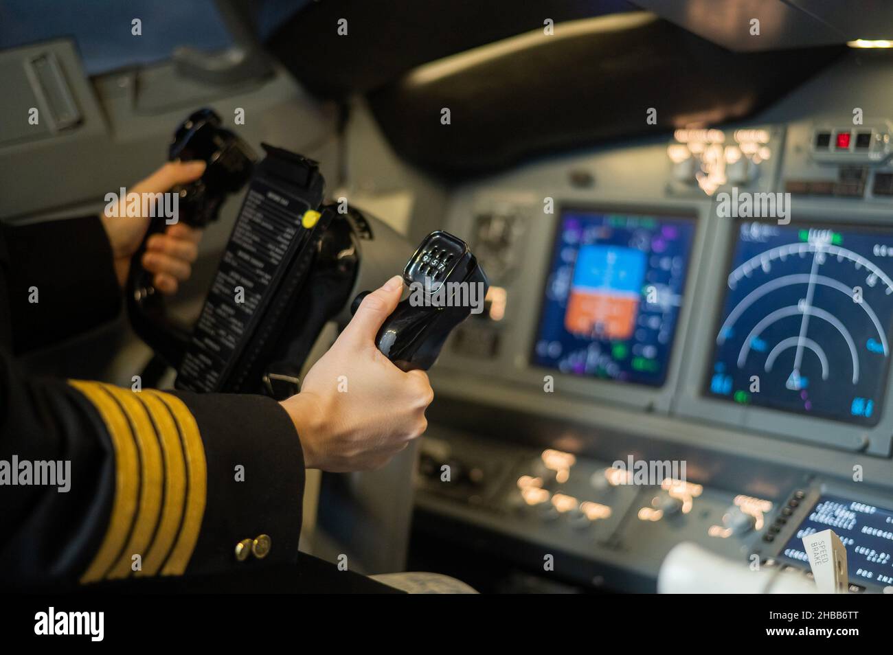 Die Hände einer Pilotin am Steuer eines Flugzeugs. Kaukasische Frau im Flugsimulator. Stockfoto