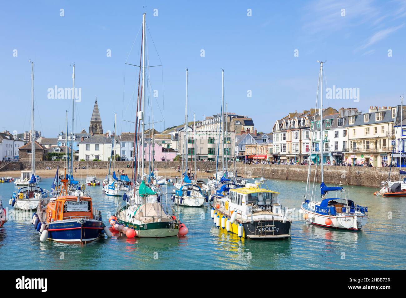 Ilfracombe Strand und der Kai hinter den Fischerbooten und Yachten im Hafen in der Stadt Ilfracombe Devon England GB Europa Stockfoto