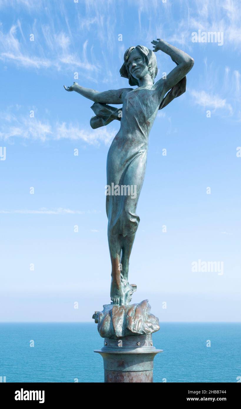 Gedenkstatue auf dem Capstone Hill an ein russisches Mädchen Ekaterine (Kate) Frolov, das bei einem Sturz aus Hillsborough Down Ilfracombe Devon England, Großbritannien, starb Stockfoto