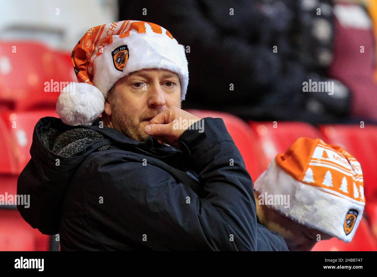 Nottingham, Großbritannien. 18th Dez 2021. Ein Hull City Unterstützer trägt einen Weihnachtshut im City Ground vor dem Spiel in Nottingham, Großbritannien am 12/18/2021. (Foto von James Heaton/News Images/Sipa USA) Quelle: SIPA USA/Alamy Live News Stockfoto